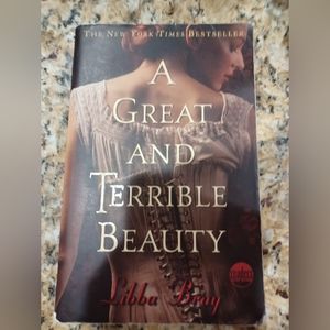 A Great And Terrible Beauty by Libba Bray (Soft Cover)